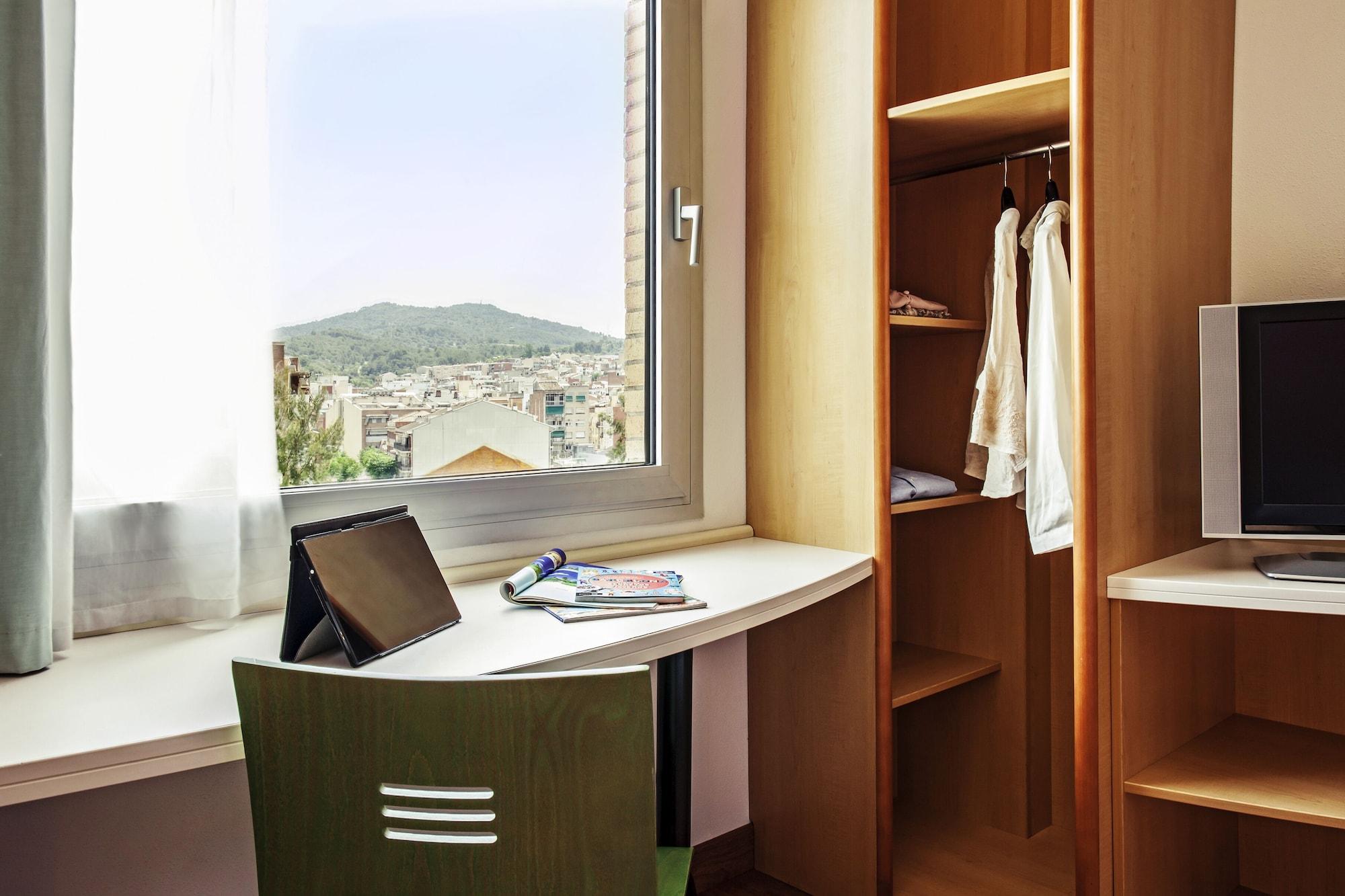 Ibis Barcelona Molins De Rei Hotel Kültér fotó