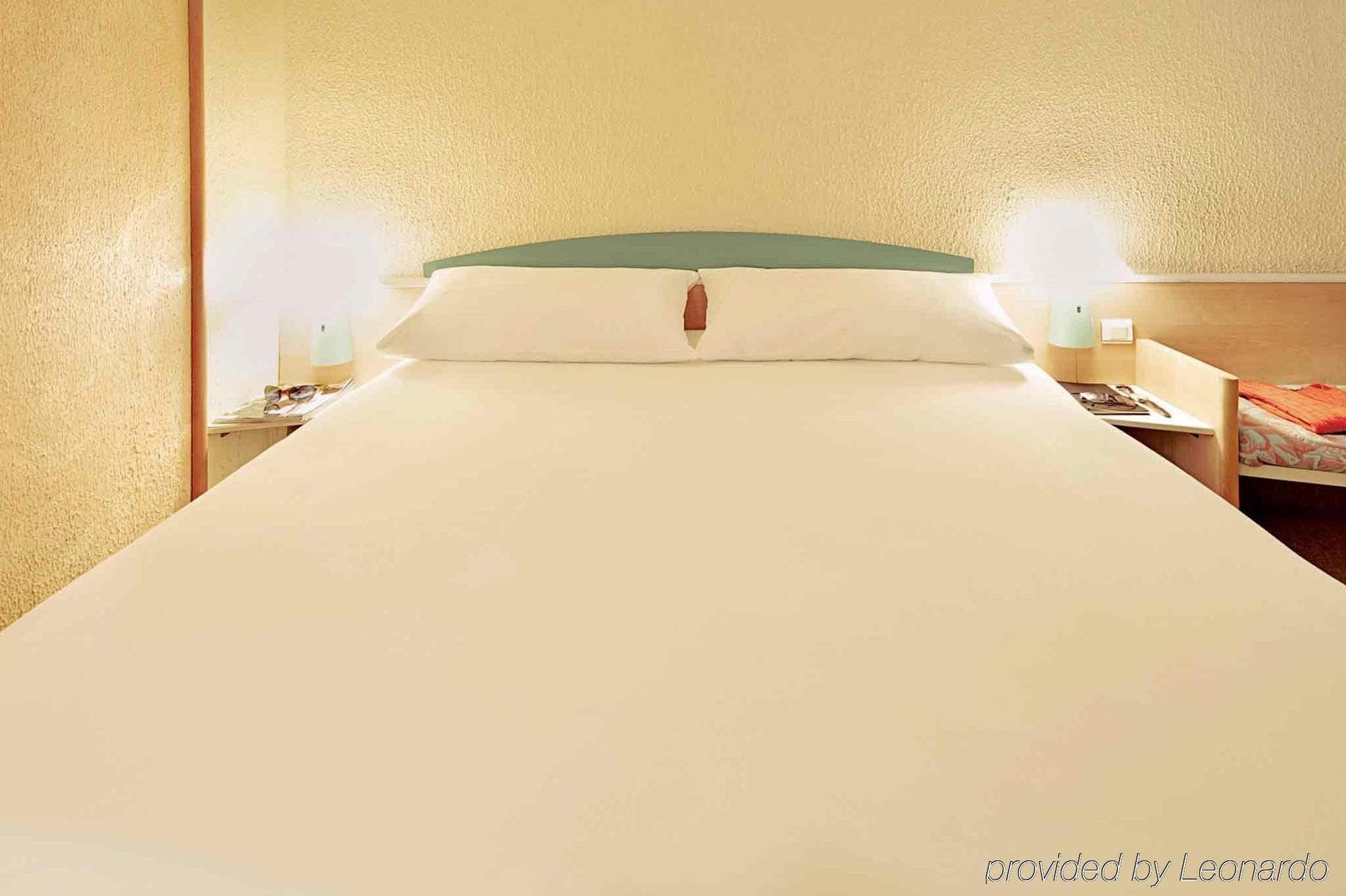 Ibis Barcelona Molins De Rei Hotel Kültér fotó