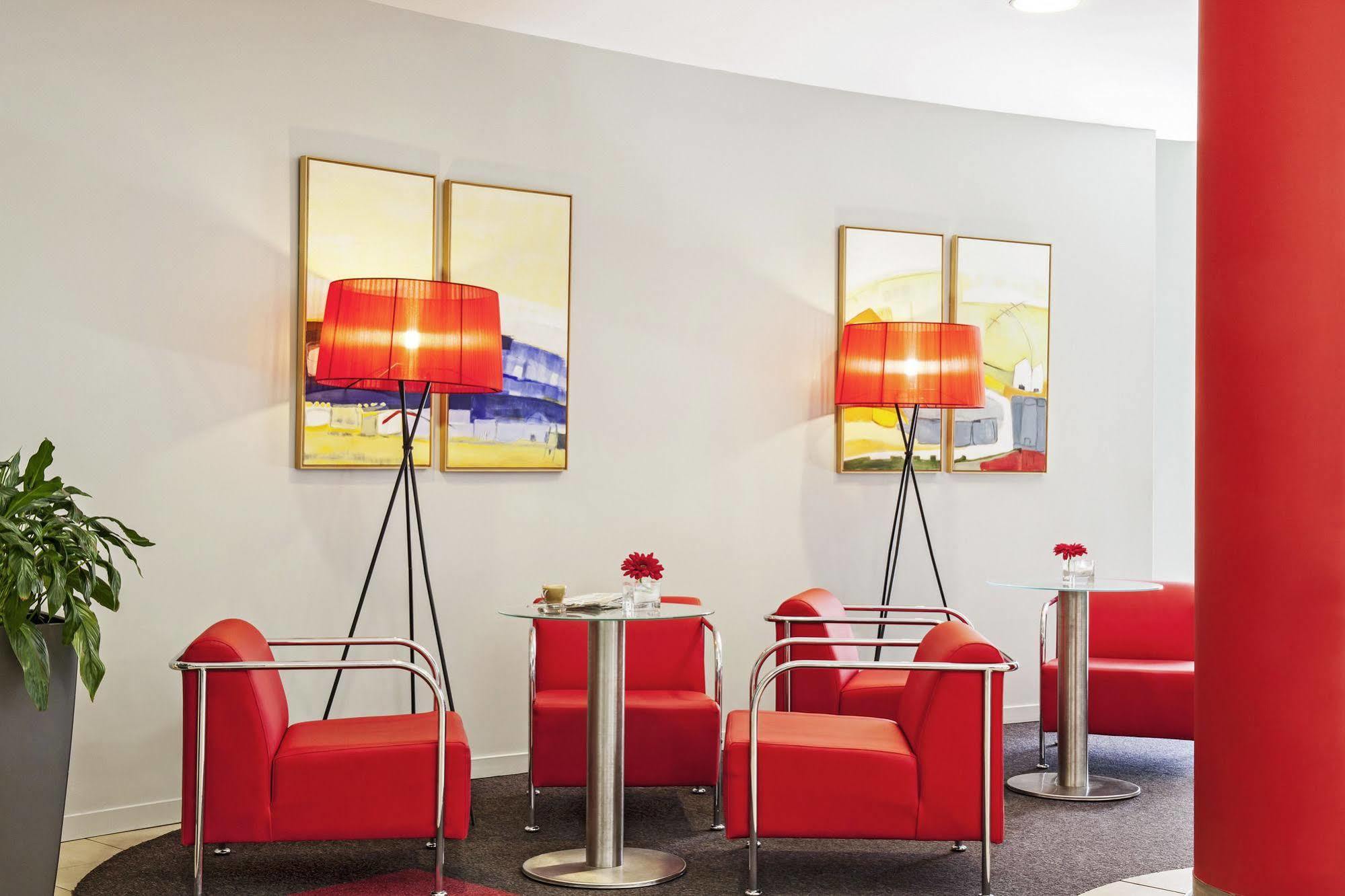 Ibis Barcelona Molins De Rei Hotel Kültér fotó