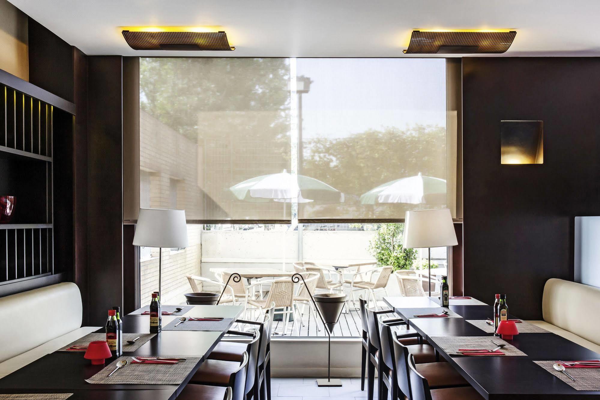 Ibis Barcelona Molins De Rei Hotel Kültér fotó