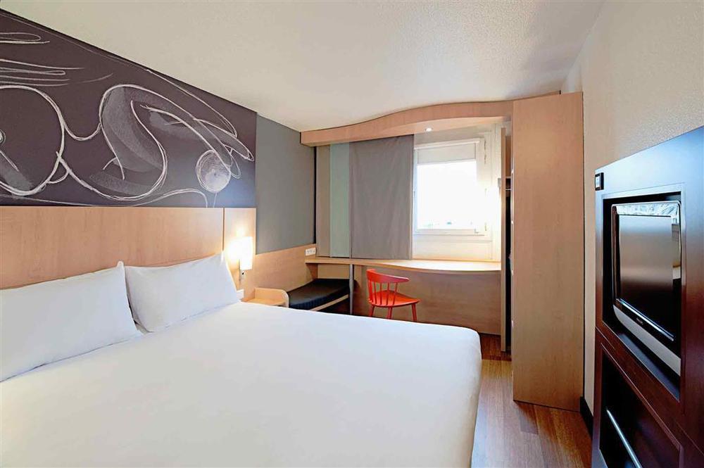 Ibis Barcelona Molins De Rei Hotel Kültér fotó