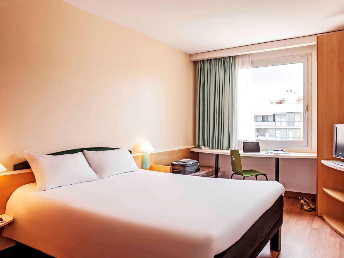 Ibis Barcelona Molins De Rei Hotel Kültér fotó
