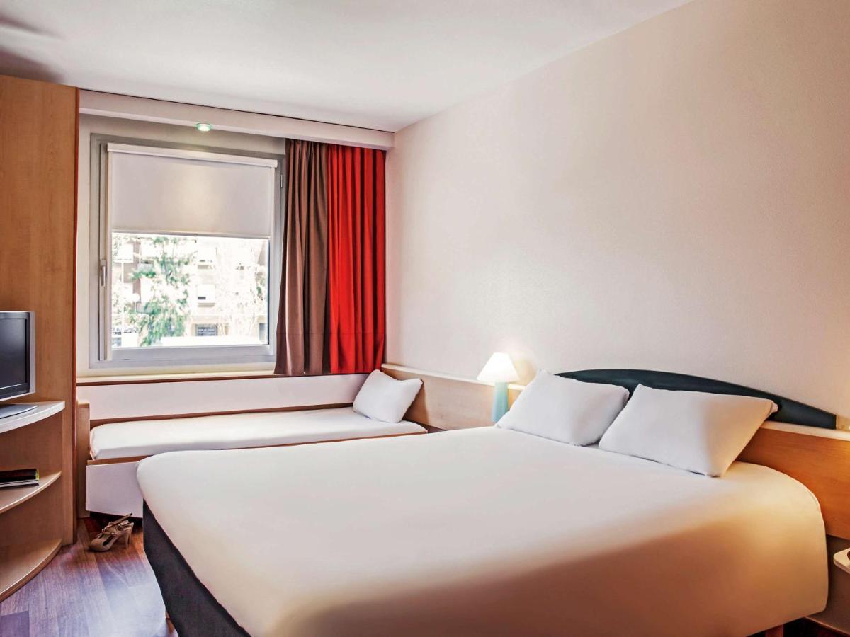 Ibis Barcelona Molins De Rei Hotel Kültér fotó